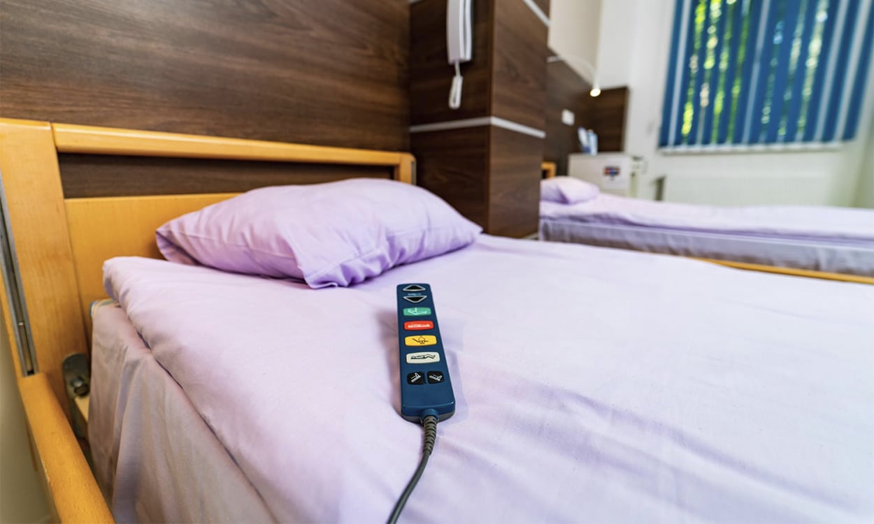 Télécommande posée sur un lit électrique une place dans une chambre