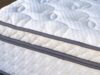 Un matelas avec son surmatelas intégré